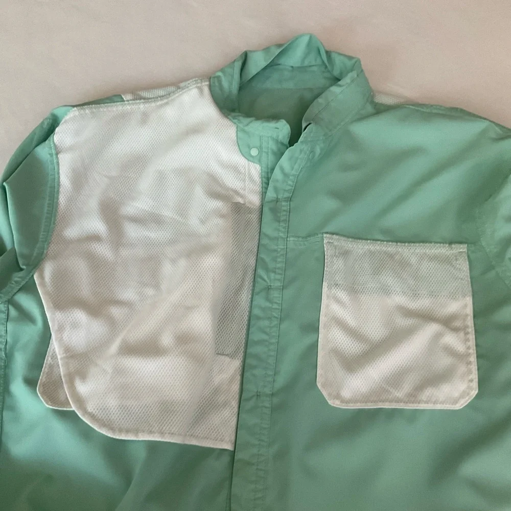 Patagonia Men's Light Weight Button Down Long Sleeve Shirt Light Green Large